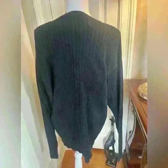 Izod Large black mens v neck sweater. Excellent condition. No imperfections - Picture 4 of 11